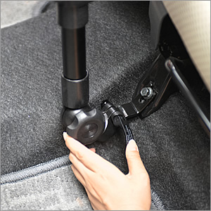 【EEA-IPCM-01　自動車の助手席のねじを利用して取付ける車載用・タブレットPCスタンド。】