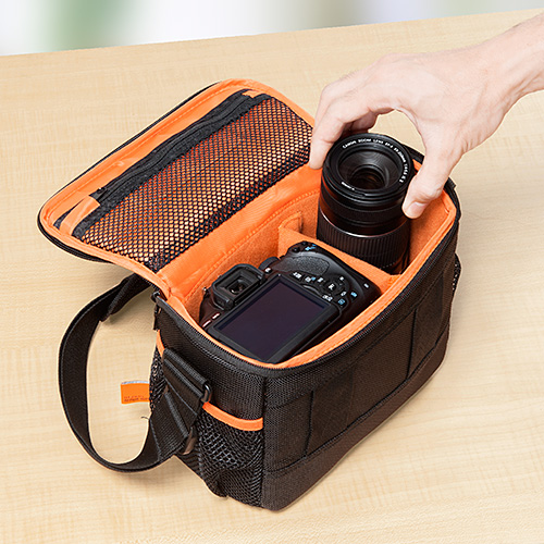 一眼カメラ本体と交換用レンズ収納が可能で、ダブルズームキット一式の収納に最適なカメラバッグ