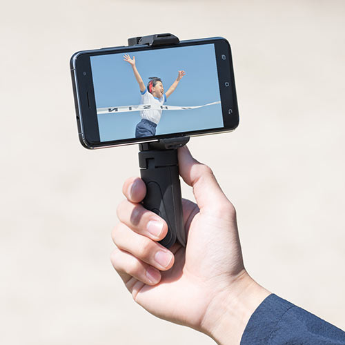iPhoneやスマートフォンを設置でき、動画鑑賞や撮影用にも使用できるミニ三脚