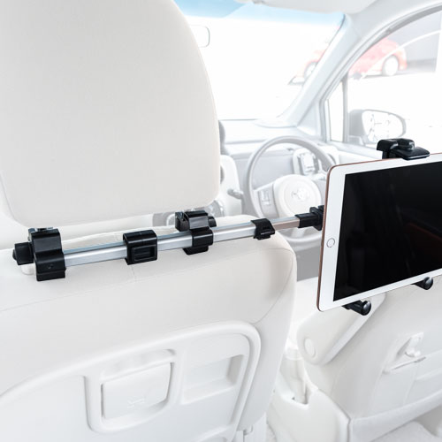 後部座席に取り付けて使用できる車載ヘッドレストホルダー。ヘッドレストに取り付けるだけの簡単設置。運転席、助手席の後ろではもちろんのこと、アームを伸ばすことで後部座席の中央で使用することもでき。複数人での使用時に便利なタブレットホルダー。幅または高さが12cm～23cmの機器に対応し、タブレットでもスマートフォンでも固定することができる2WAY仕様。