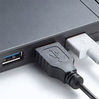 もともとUSBポートが少ないノートPCにおすすめなのが、USBポートを増設することもできる便利な一体式カードリーダー