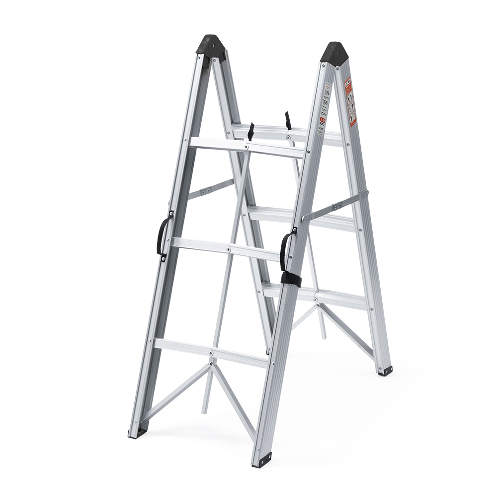 スティック型に折りたためる3段脚立。幅7cm奥行12cmのスリム形状で収納しやすい。