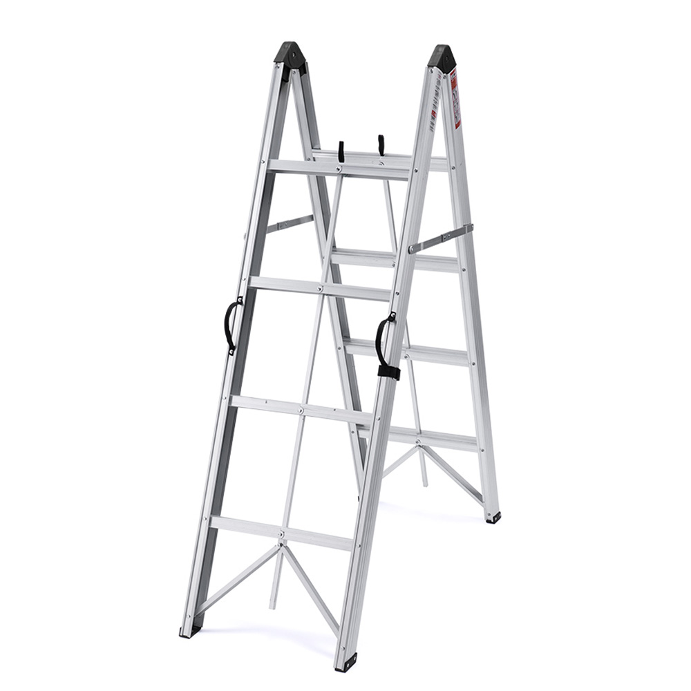 スティック型に折りたためる4段脚立。幅7cm奥行13cmのスリム形状で収納しやすい。