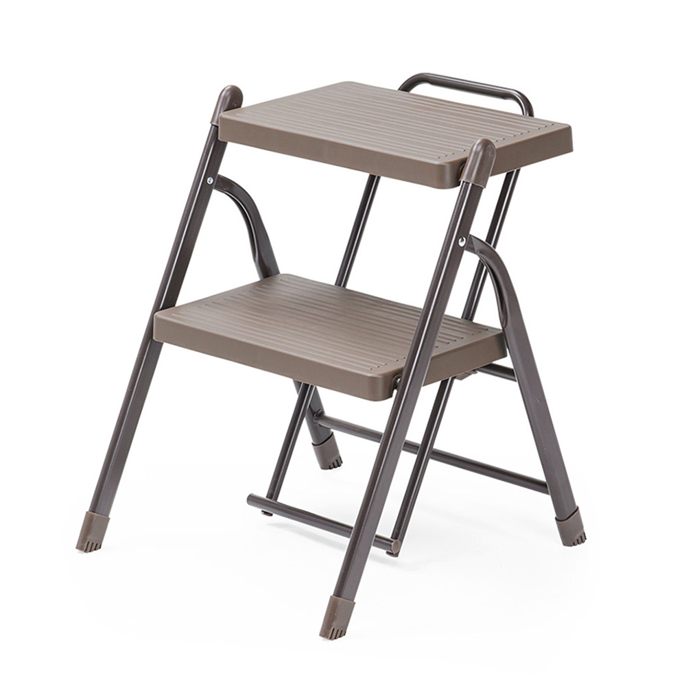 使わない時は折りたたんでスリムにできる2段踏み台です。持ち運びに便利な取っ手付き。おしゃれな見た目で、お部屋に合わせやすく。大きなステップなので、足を置きやすくなっています。