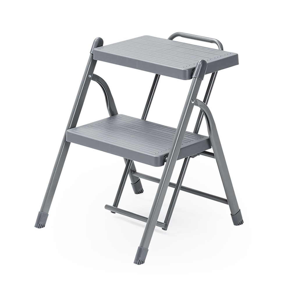 使わない時は折りたたんでスリムにできる2段踏み台です。持ち運びに便利な取っ手付き。おしゃれな見た目で、お部屋に合わせやすく。大きなステップなので、足を置きやすくなっています。