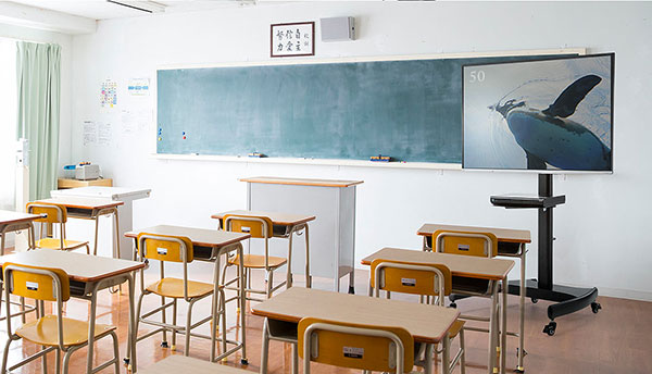 テレビ会議やプレゼン、ホール案内などでおすすめの大型ディスプレイ/モニター対応のキャスター付きの移動式で自立式のテレビスタンド。テレビを縦設置や角度調節や上下昇降も行え、中棚付きでレコーダー等も設置できます。32・40・50・55・65・70・75インチなど幅広く対応しています。