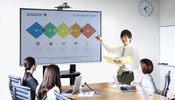 テレビ会議やプレゼン、ホール案内などでおすすめの大型ディスプレイ/モニター対応のキャスター付きの移動式で自立式のテレビスタンド。テレビの角度調節や上下昇降も行え、中棚付きでレコーダー等も設置できます。55・65・70・75・85・100インチなど幅広く対応しています。