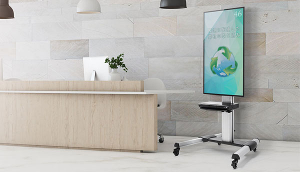 テレビ会議やプレゼン、ホール案内などでおすすめの大型ディスプレイ/モニター対応のキャスター付きの移動式で自立式のテレビスタンド。テレビを縦設置や角度調節や上下昇降も行え、中棚付きでレコーダー等も設置できます。32・40・50・55・65・70インチなど幅広く対応しています。