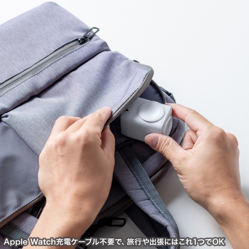 バッグに充電器を入れている写真