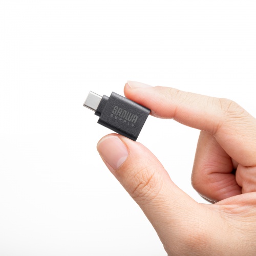 隣接ポートに干渉しにくい小型設計