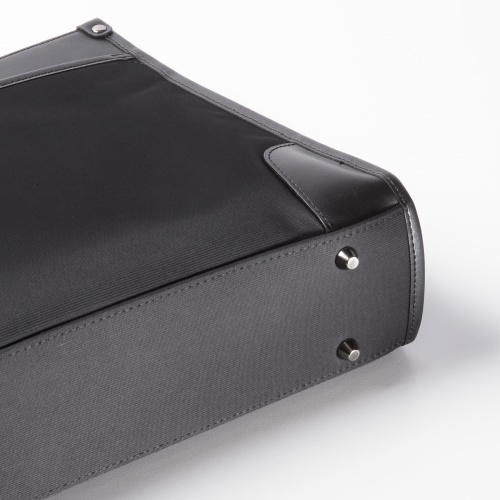 底面には汚れを防ぐ底鋲付き