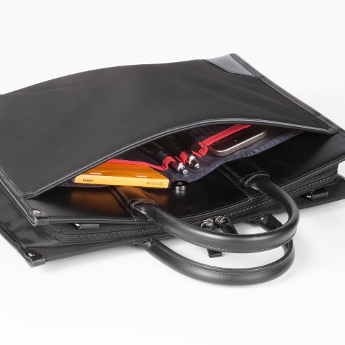 ペン差し・スマホポケット搭載