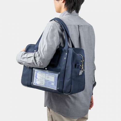 肩掛けできる持ち手付き