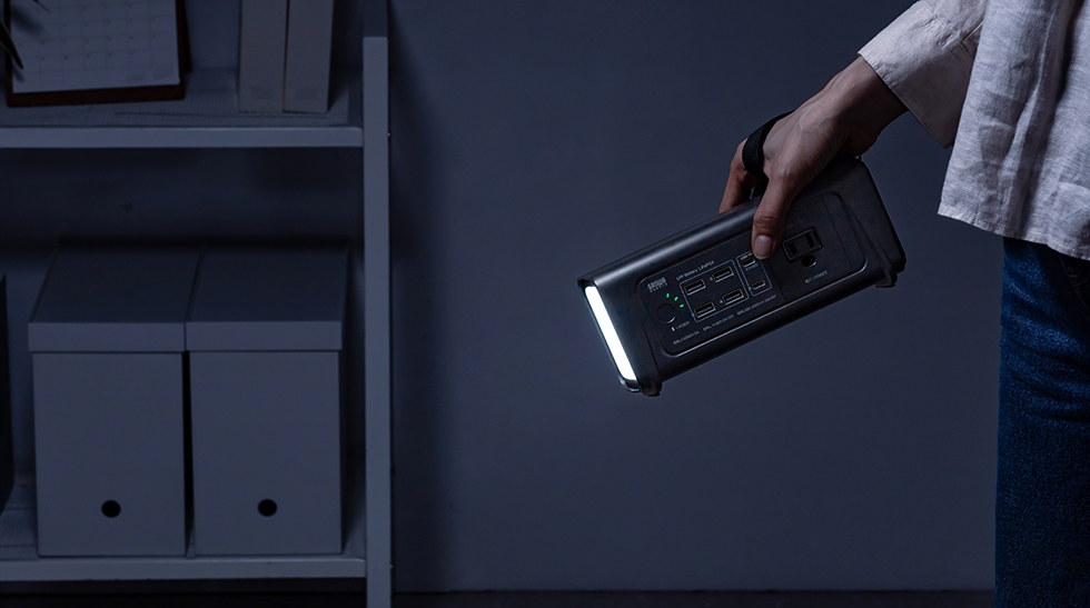 キャンプや災害時に便利なLEDライト付き