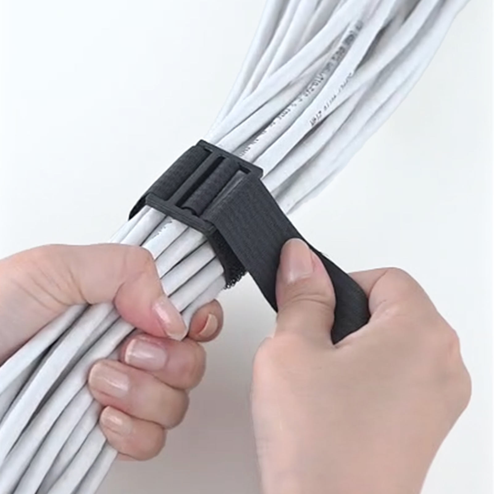 専用カンを使用して強く締める画像