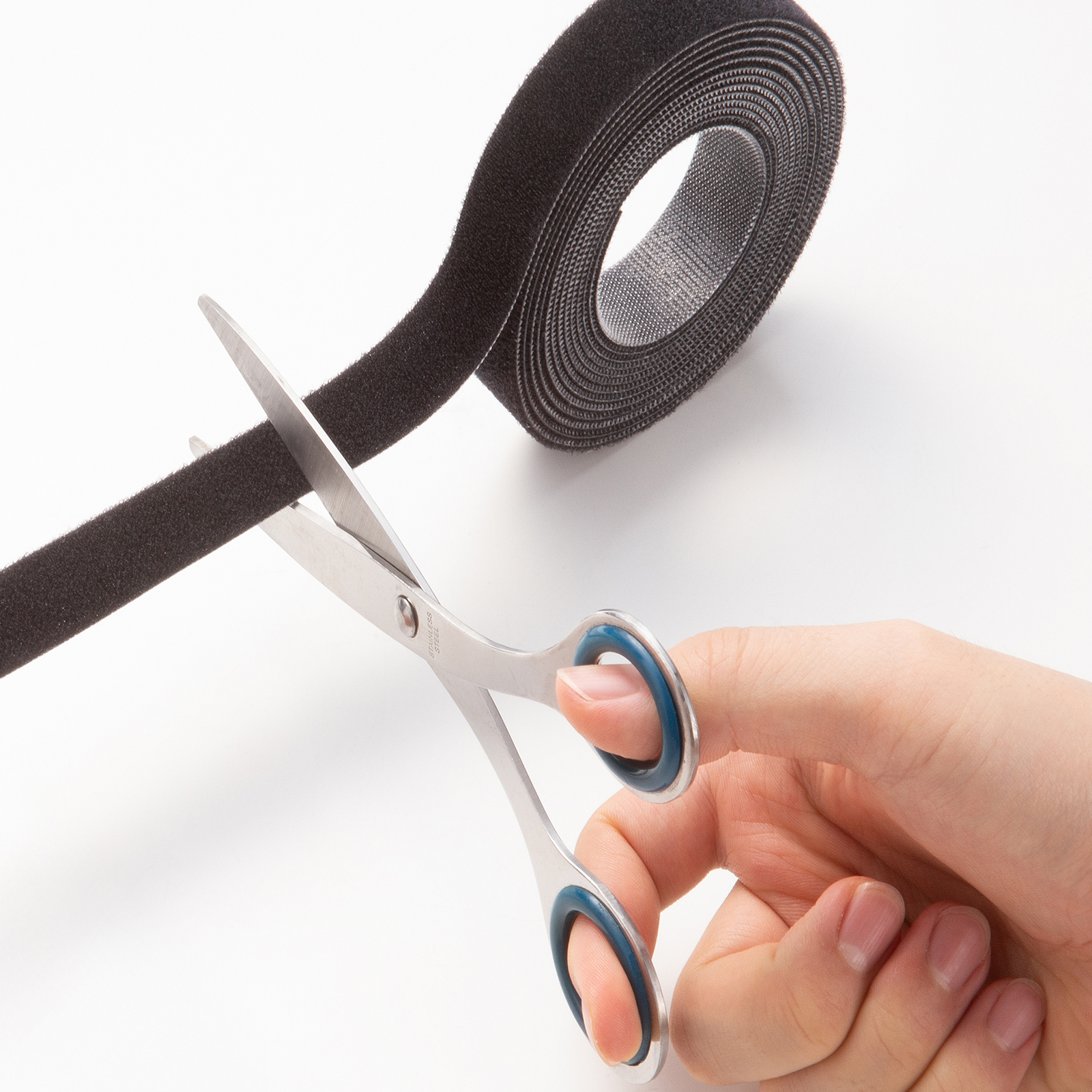 マジックバンドをハサミでカットする画像