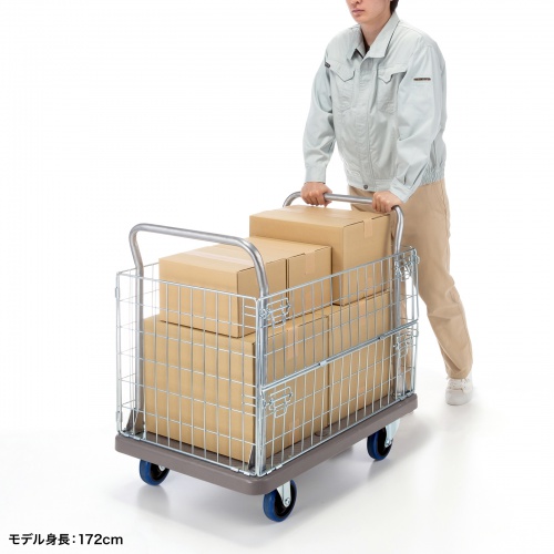 左右どちら向きでもハンドルを握って移動することができる