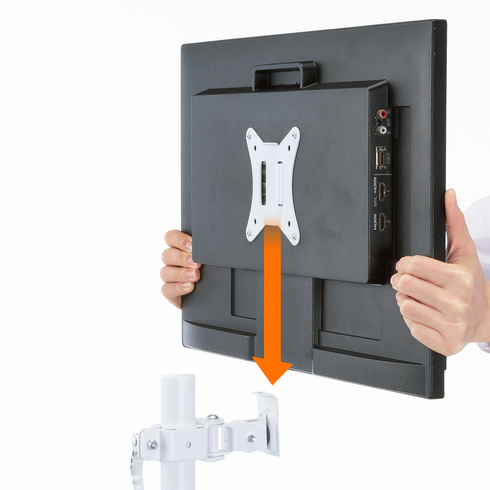 ブラケットを取り付けたモニターを差し込むだけ