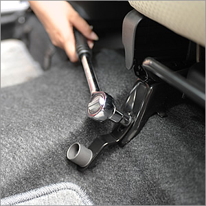 【EEA-IPCM-01　自動車の助手席のねじを利用して取付ける車載用・タブレットPCスタンド。】