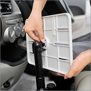 【EEA-IPCM-01　自動車の助手席のねじを利用して取付ける車載用・タブレットPCスタンド。】