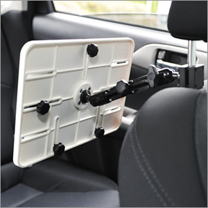 【EEA-IPCM-02　自動車のヘッドレストに取付けて後部座席からiPad（第3世代）が見れる車載iPad（第3世代）テーブル。iPad（第3世代）はきっちり固定できます！】