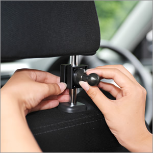 【EEA-IPCM-02　自動車のヘッドレストに取付けて後部座席からiPad（第3世代）が見れる車載iPad（第3世代）テーブル。iPad（第3世代）はきっちり固定できます！】