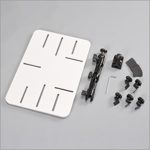 【EEA-IPCM-02　自動車のヘッドレストに取付けて後部座席からiPad（第3世代）が見れる車載iPad（第3世代）テーブル。iPad（第3世代）はきっちり固定できます！】