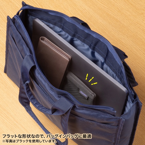 バッグに入れやすいフラット形状