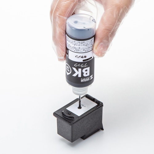 インクを詰め替える様子