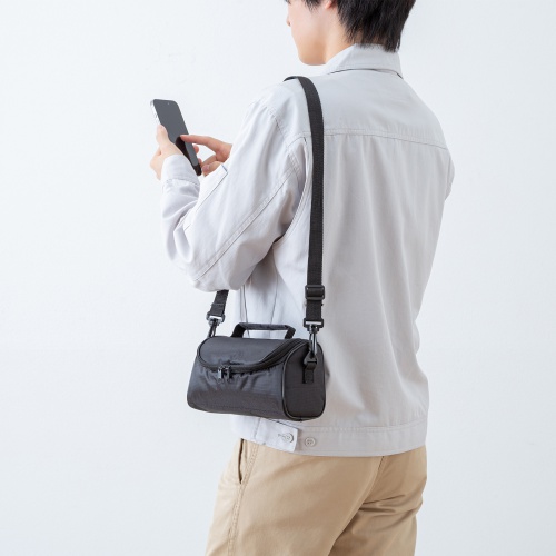 肩掛けや手持ちで持ち運べる