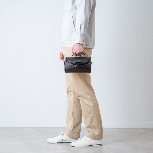 肩掛けや手持ちで持ち運べる