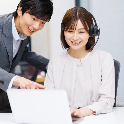 装着したまま会話をする様子