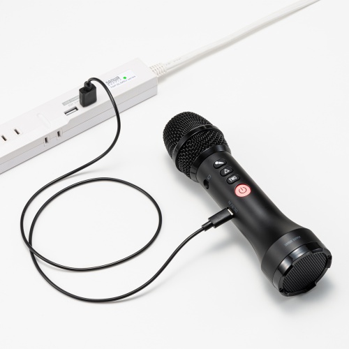 付属のUSBケーブルで充電できる