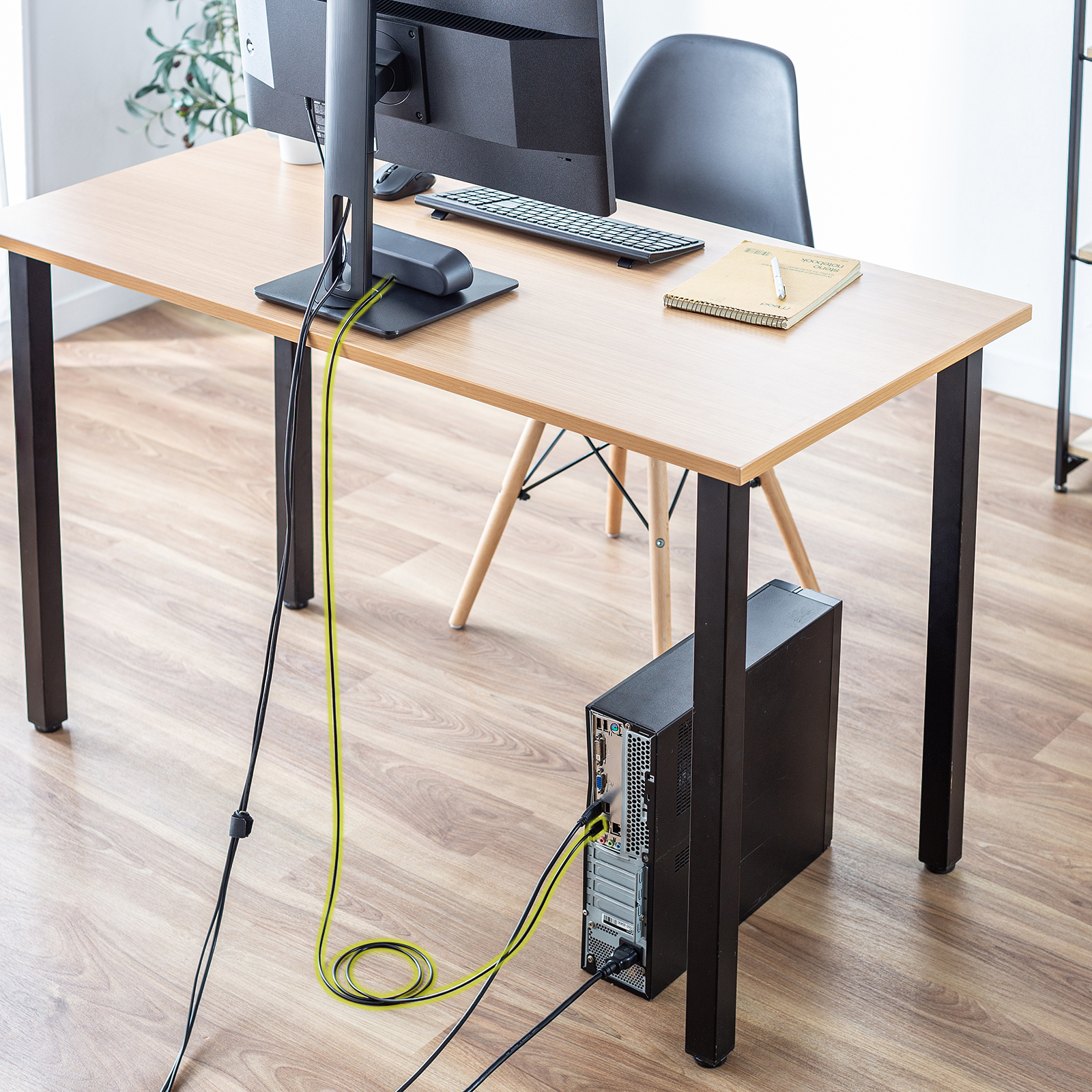 デスク下のデスクトップパソコンに接続する様子