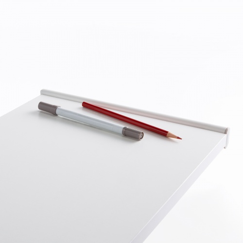 ペンや小物が転がり落ちない