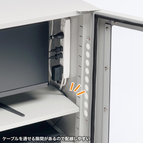 中棚取り付け部に隙間があるので配線しやすい