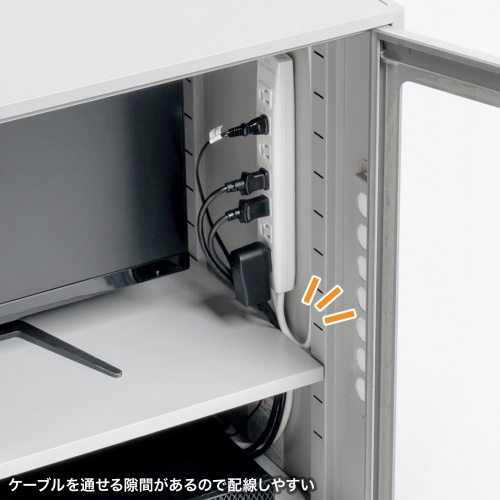 中棚取り付け部に隙間があるので配線しやすい