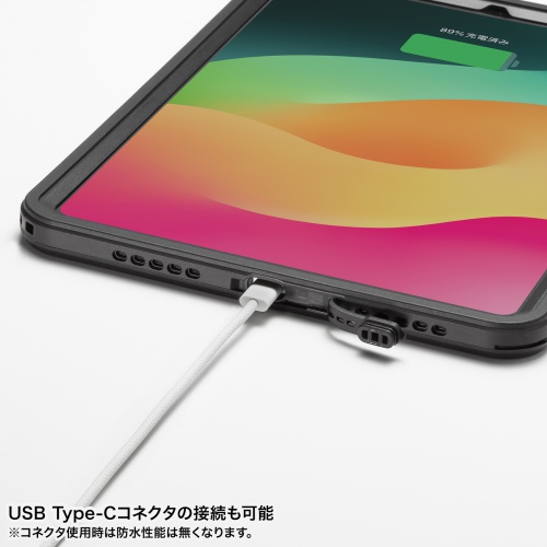 ケーブルを接続している様子