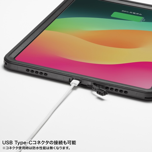 ケーブルを接続している様子