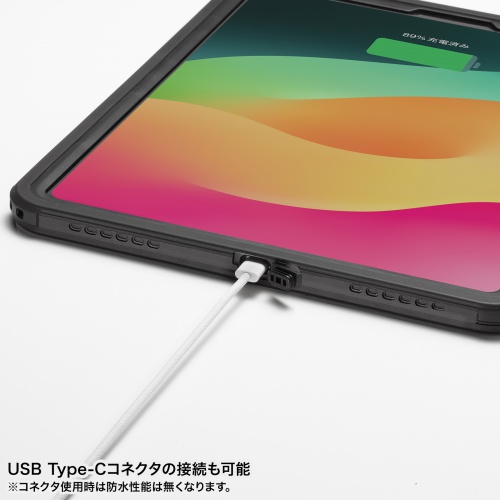 ケーブルを接続している様子