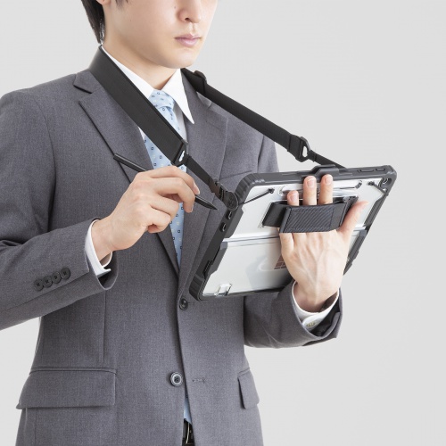 ショルダーベルトとハンドベルト付きタブレットケースを使ってタッチペン入力