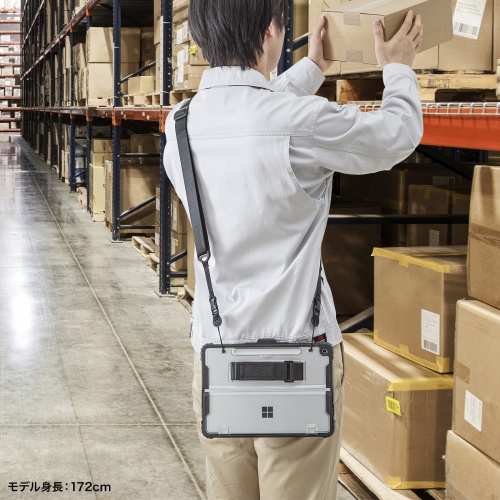 倉庫で、肩からタブレット端末をかけて作業している作業員