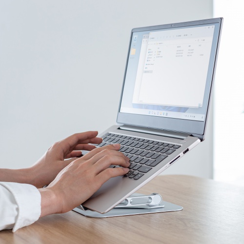 ノートパソコンを操作している画像