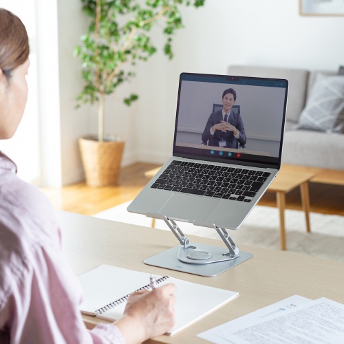 WEB通話をしている画像