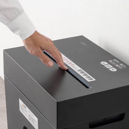 指が入らない狭い投入口