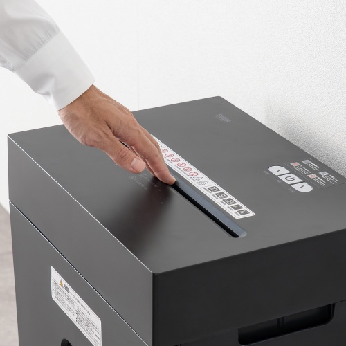 指が入らない狭い投入口