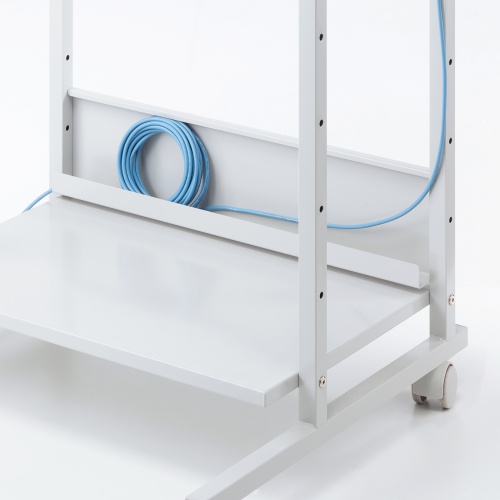 バックパネルにケーブルを収納できる