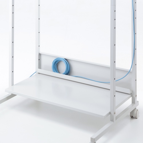 バックパネルにケーブルを収納できる