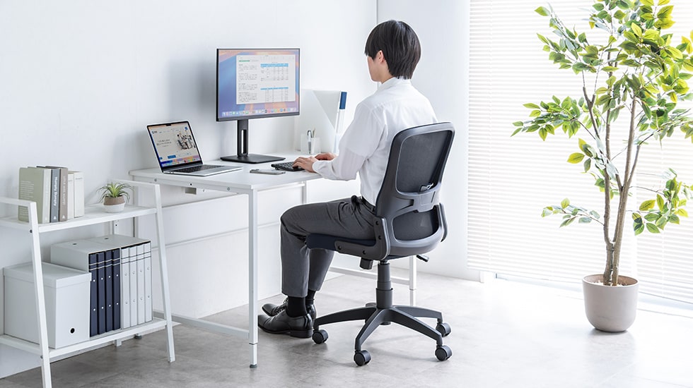 肘掛けがないから省スペース＆自由に動ける