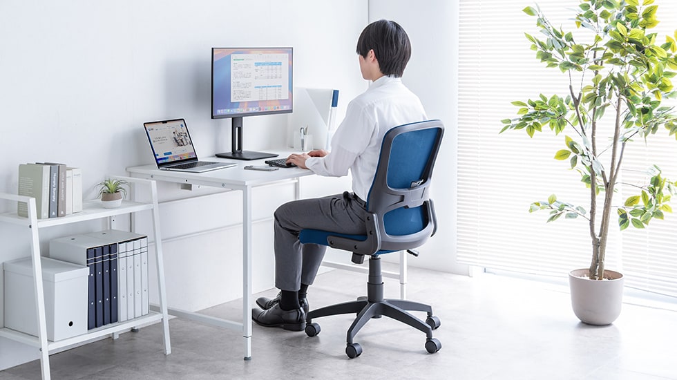 肘掛けがないから省スペース＆自由に動ける